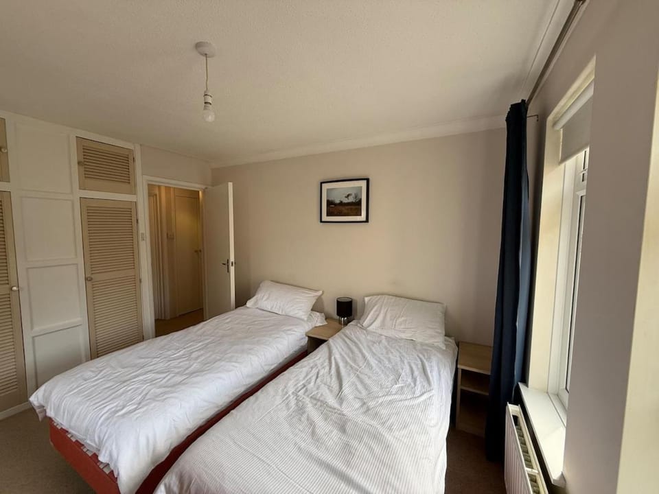 Light & Spacious Flat - Walk to Town & Parking Apartment in Winchester