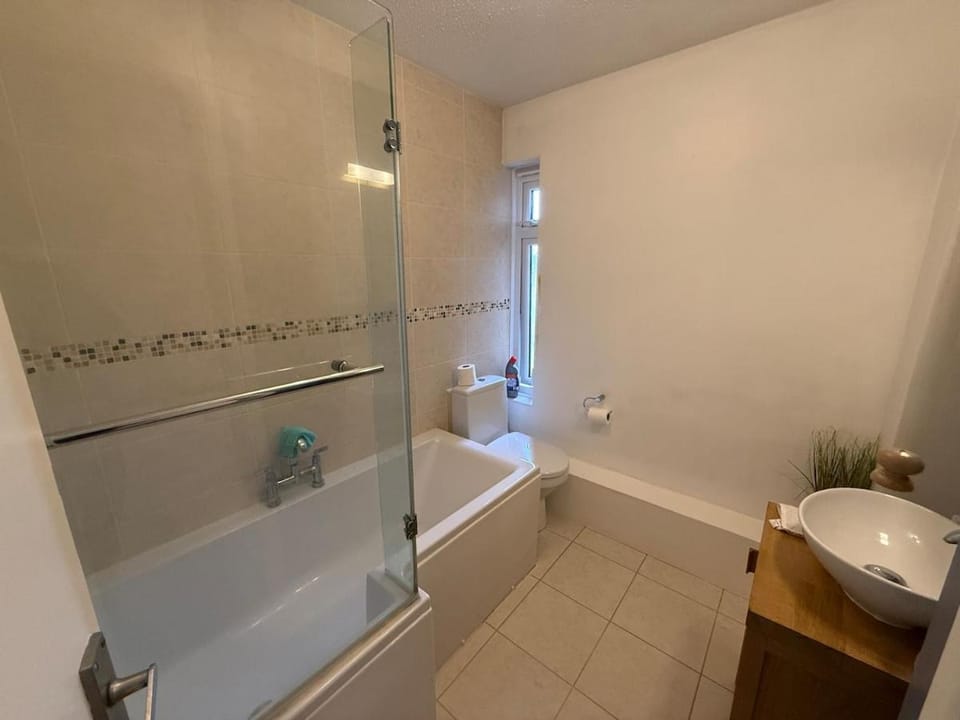 Light & Spacious Flat - Walk to Town & Parking Apartment in Winchester