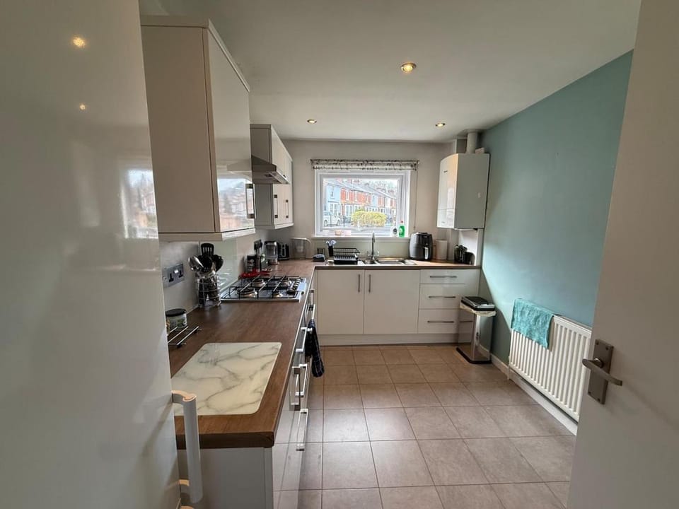 Light & Spacious Flat - Walk to Town & Parking Apartment in Winchester