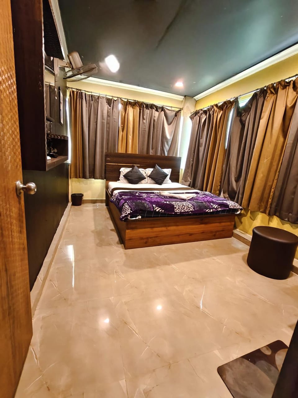 Hotel Heavens Hotel in Kolkata