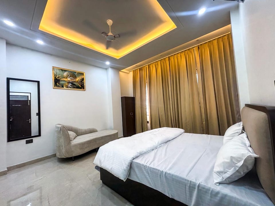 Bed, Seating area, Bedroom