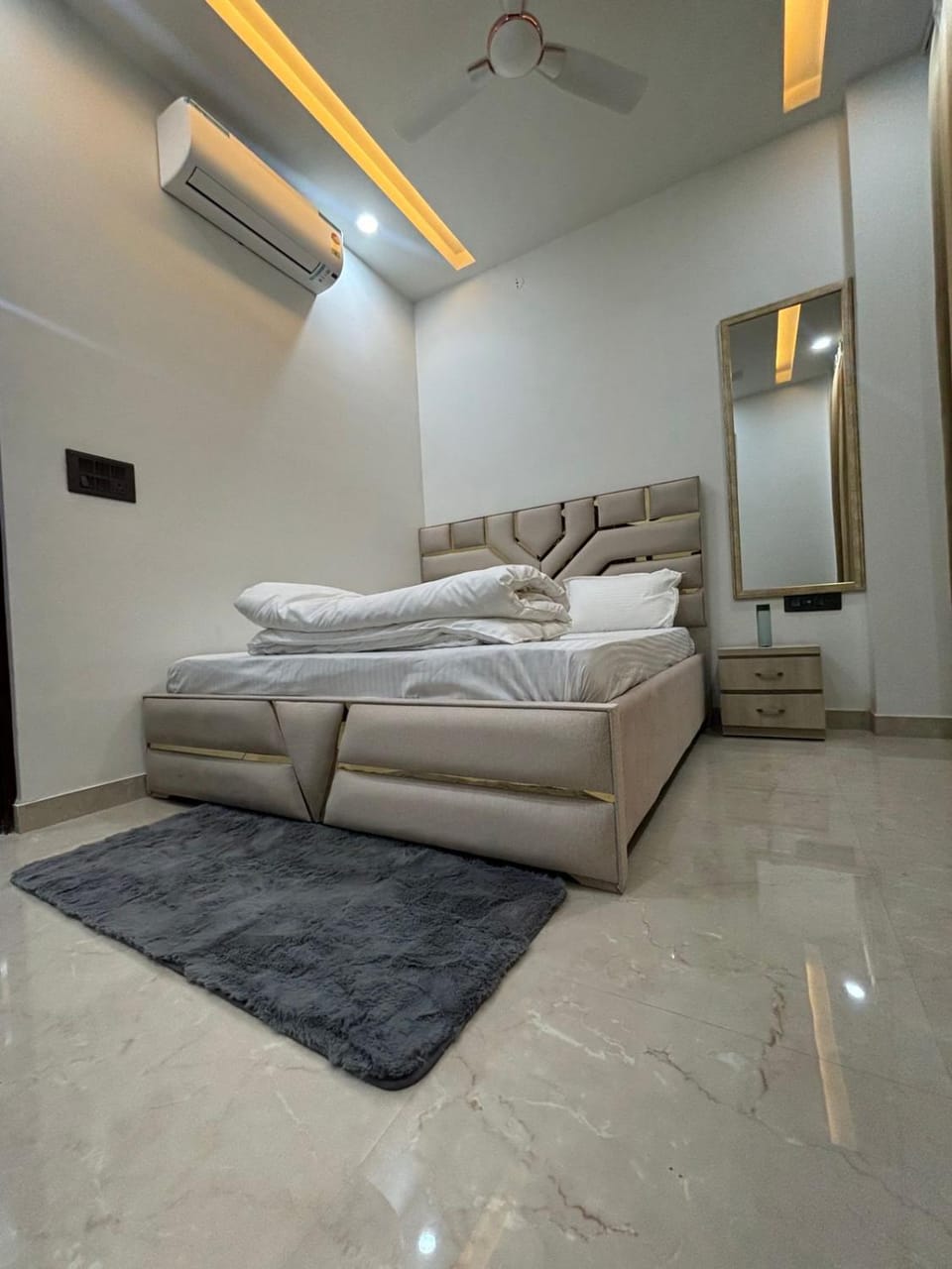 Bed, Photo of the whole room, Bedroom, air conditioner