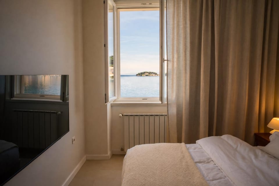 Bed, Natural landscape, TV and multimedia, Bedroom, Sea view