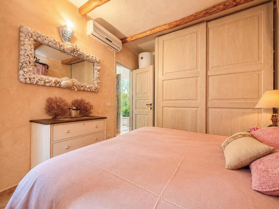Bed, Photo of the whole room, Bedroom, wardrobe, air conditioner