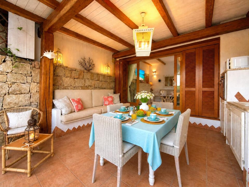 Property building, Balcony/Terrace, Kitchen or kitchenette, Dining area