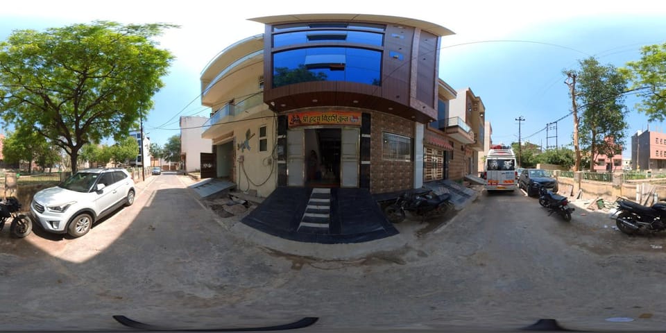 Property building, Neighbourhood, Street view, Location, Parking