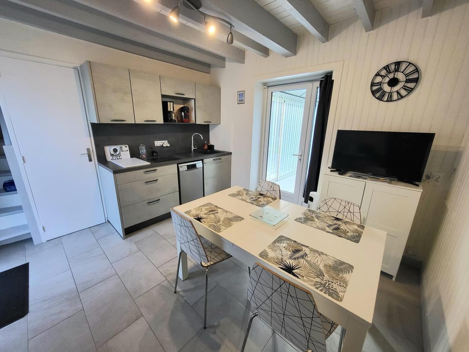 Kitchen or kitchenette, Living room