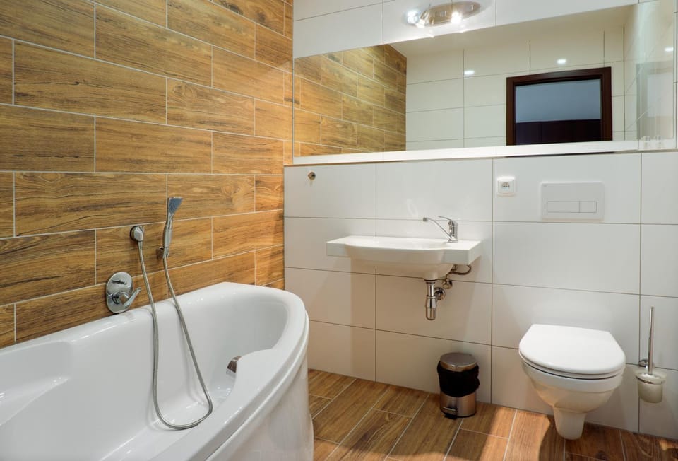 Shower, Toilet, Bath, towels