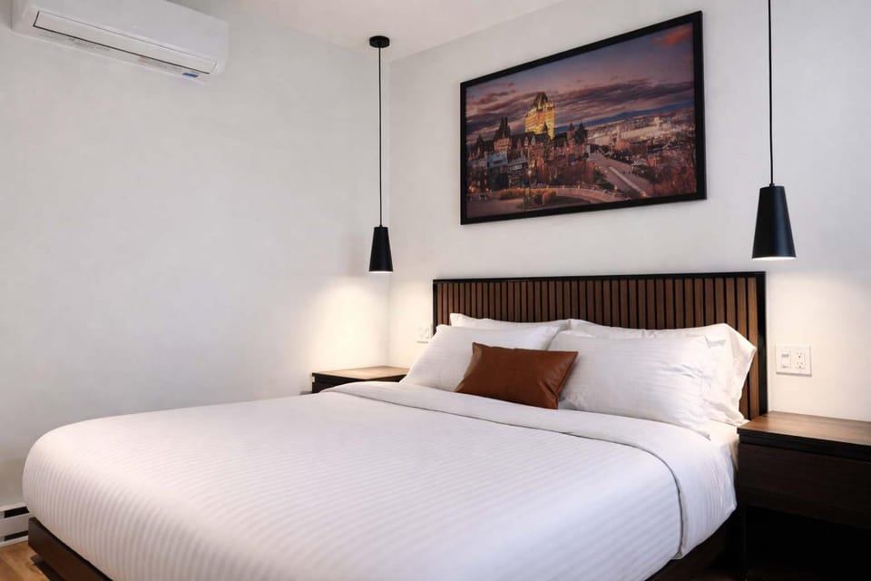 Room with 1 Queen Bed Downtown Quebec City Hotel in Quebec City