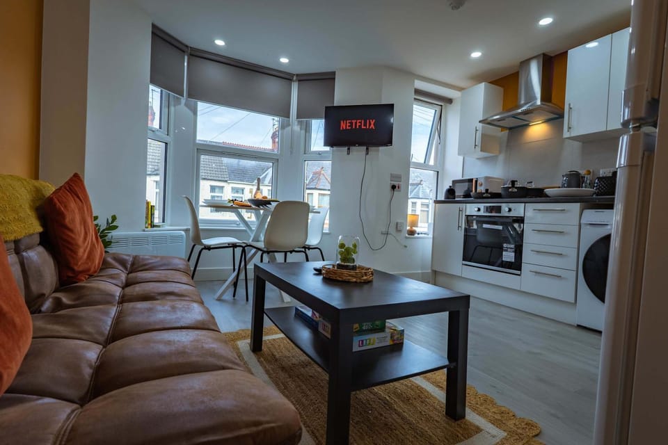 Communal lounge/ TV room, TV and multimedia, Kitchen or kitchenette, Living room, Seating area, Dining area, Evening entertainment, dishwasher, minibar, oven, pet friendly, stove, toaster