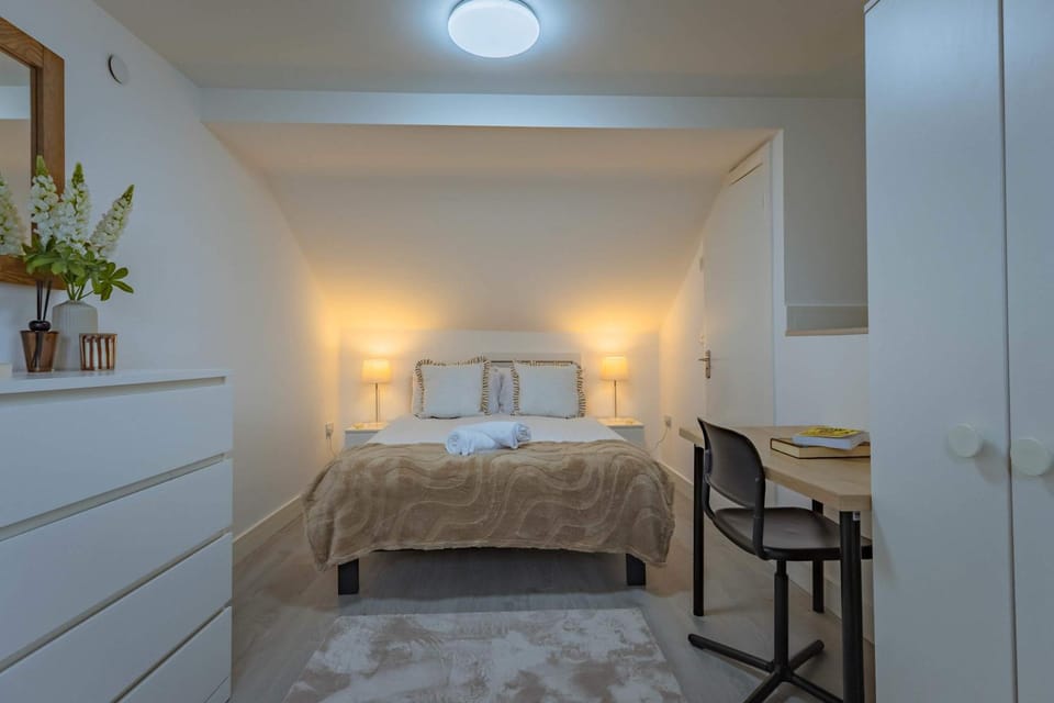 Bed, Photo of the whole room, Dining area, Bedroom, hair dresser