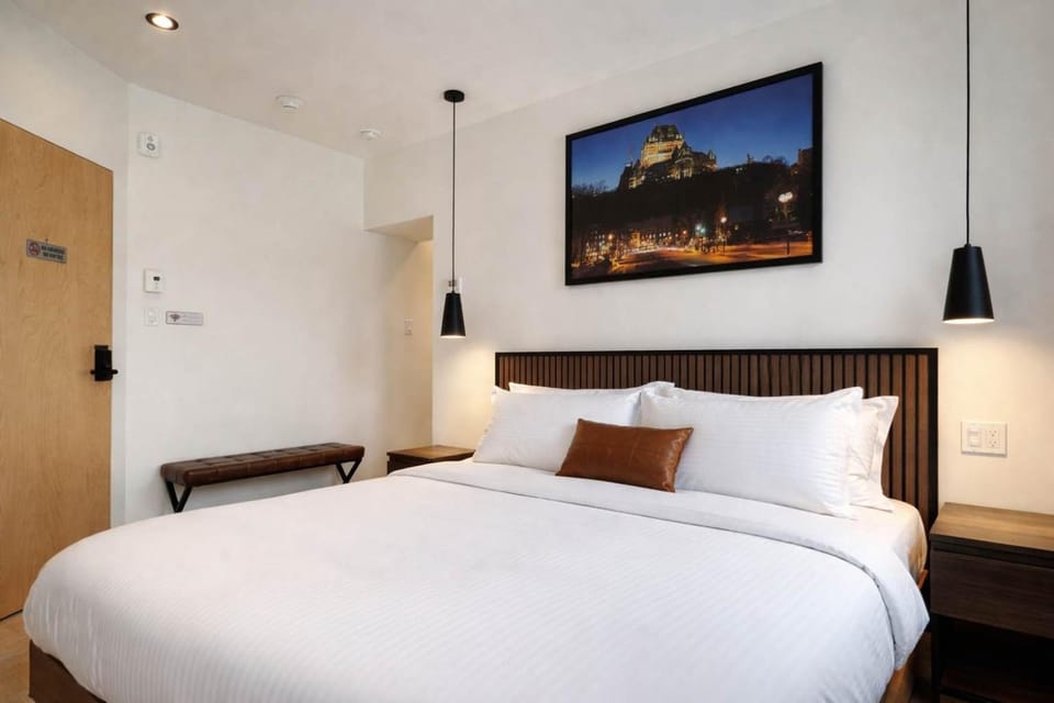Room with 1 King Bed Downtown Quebec City Hotel in Quebec City