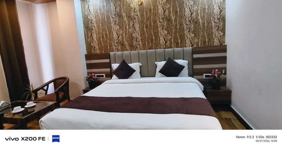 Bed, Seating area, Bedroom