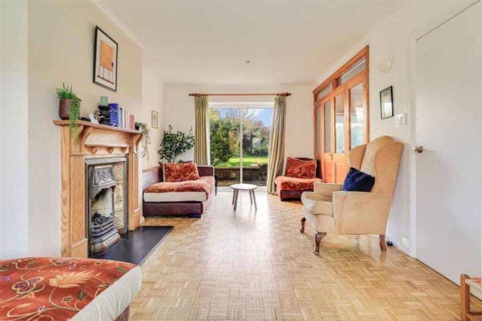 Spacious family retreat - walk to Addenbrookes House in Cambridge