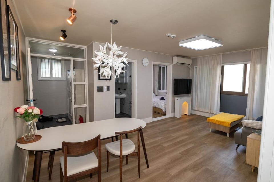 Communal lounge/ TV room, TV and multimedia, Living room, Dining area