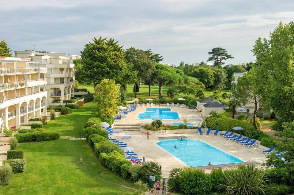 Petit nid au cœur de La Baule terrasse et piscine Apartment in Pornichet