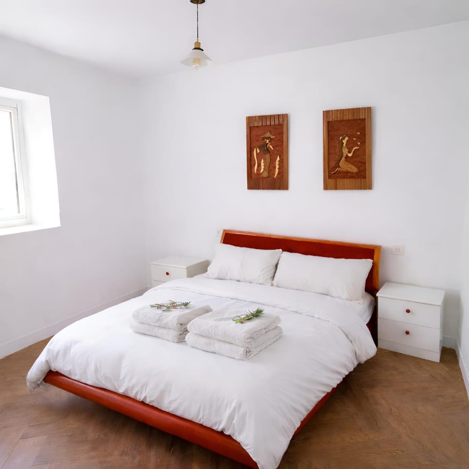 Photo of the whole room, Bedroom, towels