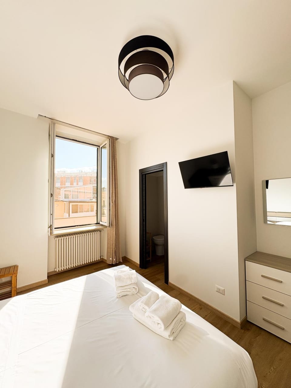 Bed, TV and multimedia, Photo of the whole room