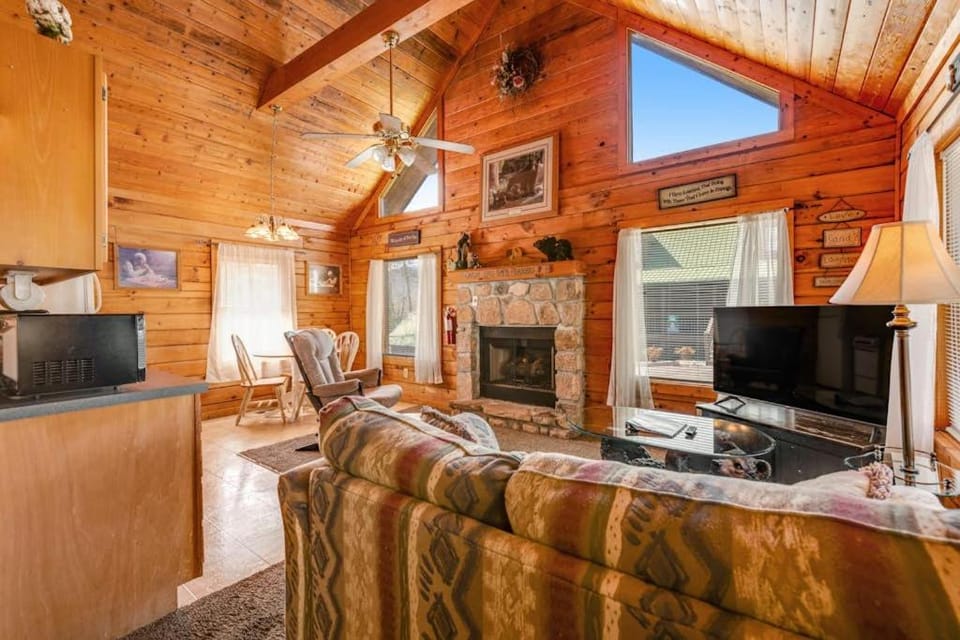 Dog Friendly Cabin Sleep 2 Hot Tub Great Location Cabin in Pigeon Forge