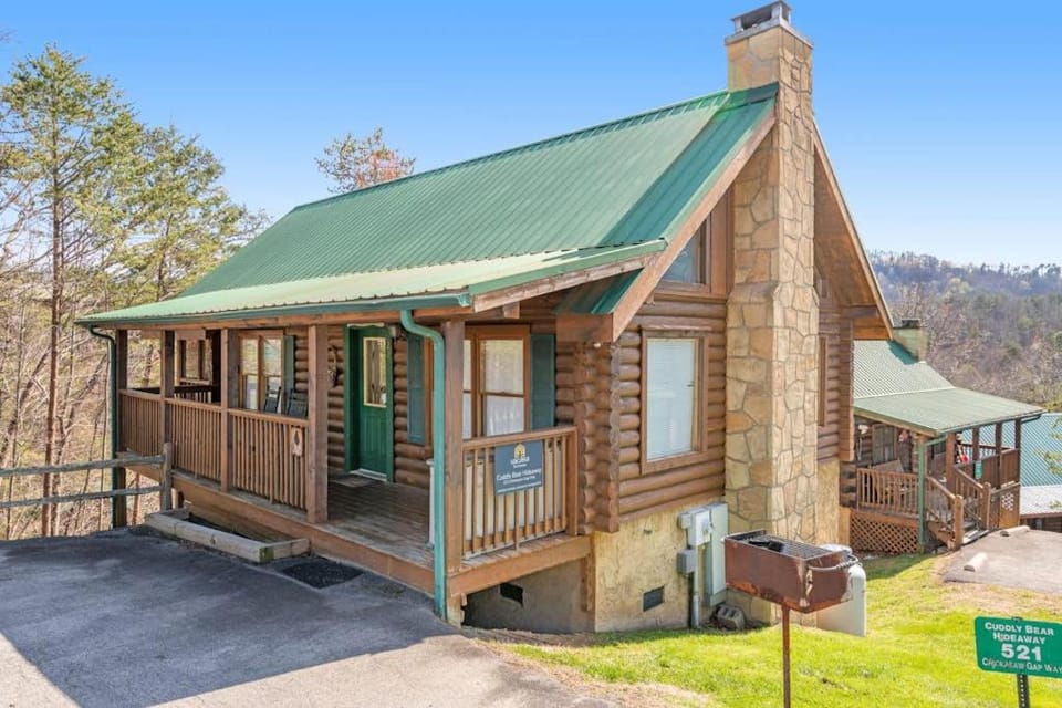 Dog Friendly Cabin Sleep 2 Hot Tub Great Location Cabin in Pigeon Forge