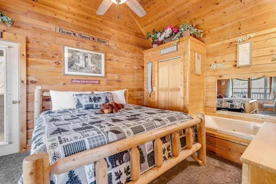 Dog Friendly Cabin Sleep 2 Hot Tub Great Location Cabin in Pigeon Forge