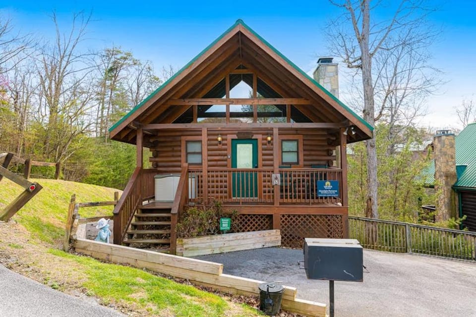 Dog Friendly Cabin Sleeps 2 Hot Tub Near Park Cabin in Pigeon Forge
