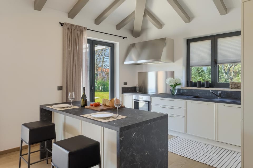 Garden view, Garden view, Pool view, Pool view, Street view, Quiet street view, microwave, oven, stove, toaster, kitchen