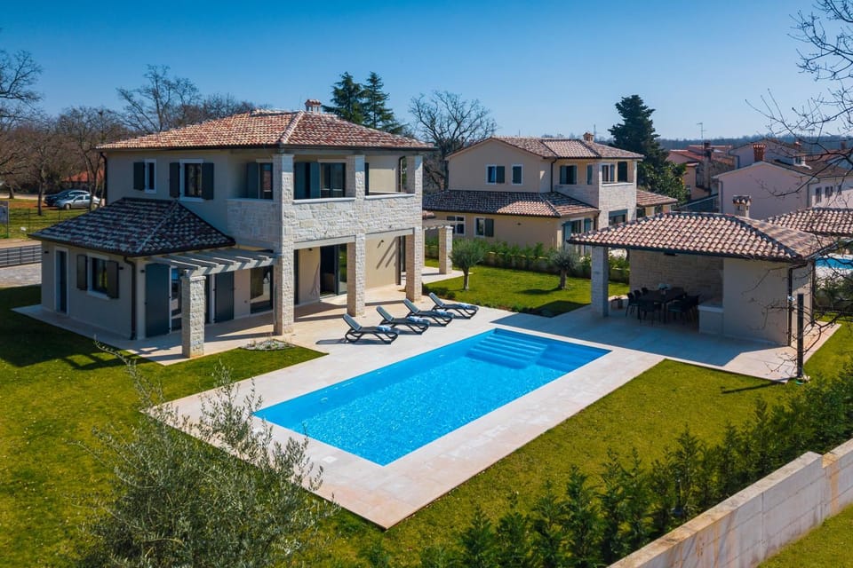 Property building, Patio, Spring, Day, Neighbourhood, BBQ facilities, Balcony/Terrace, Seating area, Pool view, Street view, Swimming pool, sunbed
