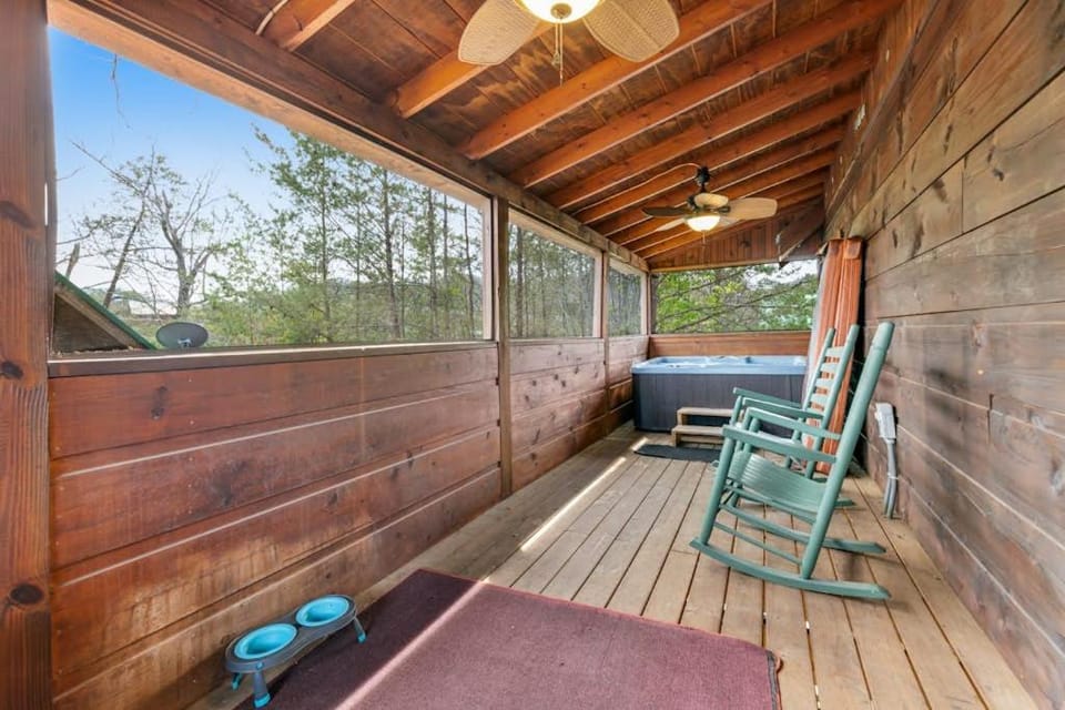 Quaint Cabin Sleep 2 Hot Tub Shared Seasonal Pool Cabin in Pigeon Forge