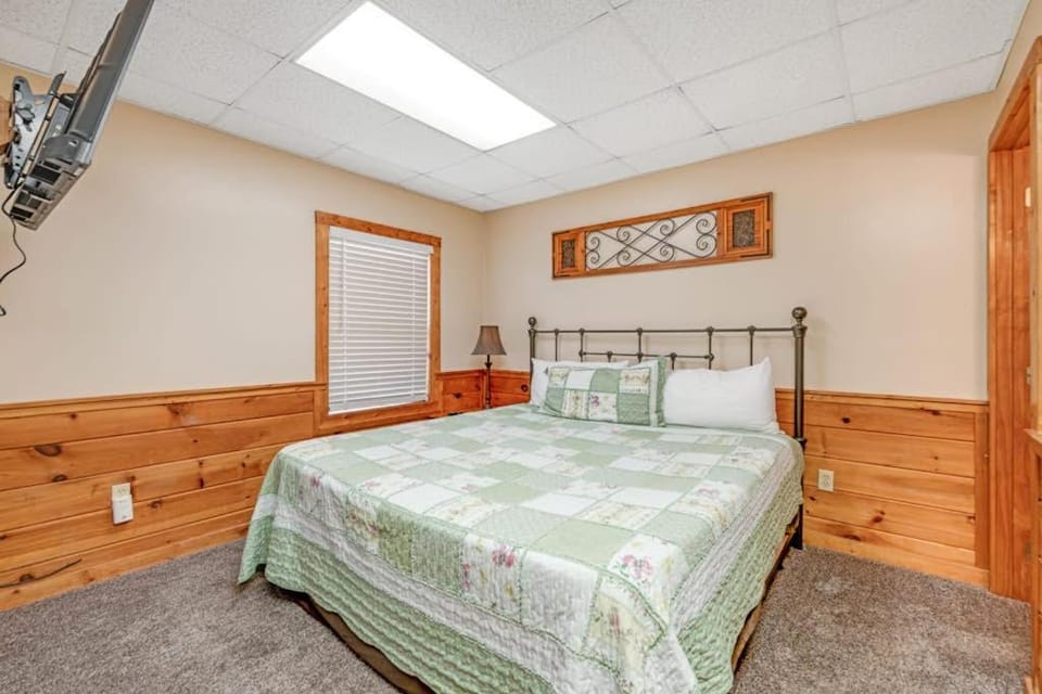 Cozy Cabin W Fireplace Sleeps 2 Shared Pool Cabin in Pigeon Forge