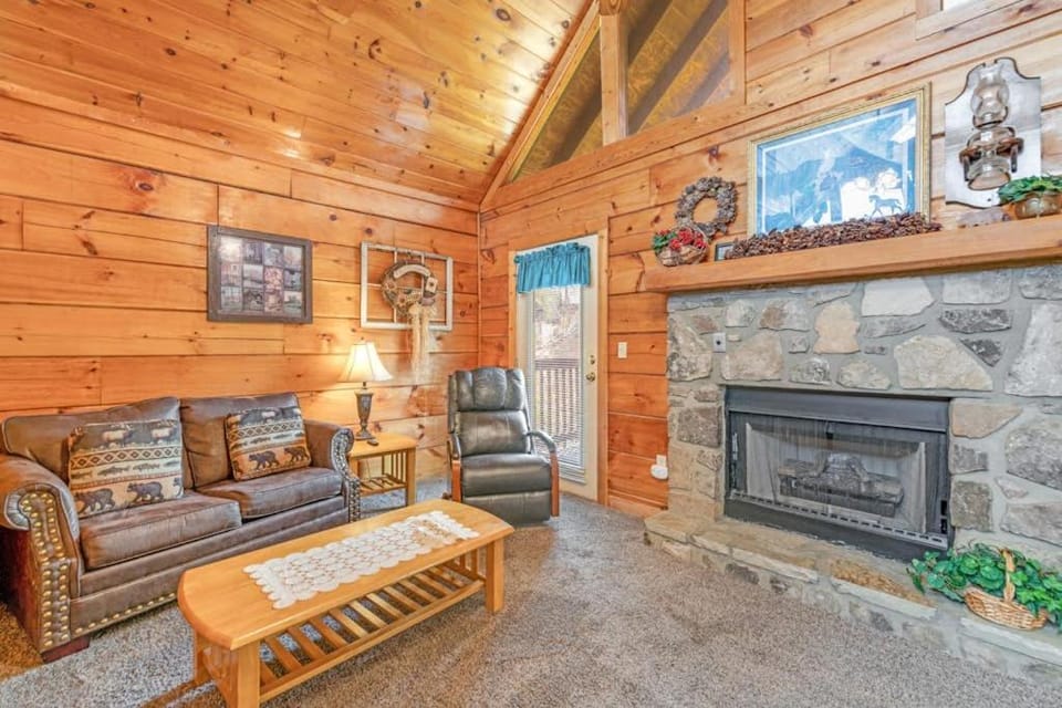Cozy Cabin W Fireplace Sleeps 2 Shared Pool Cabin in Pigeon Forge