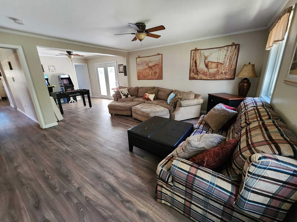 Saltbox Lodge - Game Room - Fireplace and Deck House in Tunkhannock Township