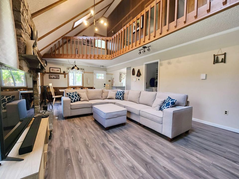 Saltbox Lodge - Game Room - Fireplace and Deck House in Tunkhannock Township