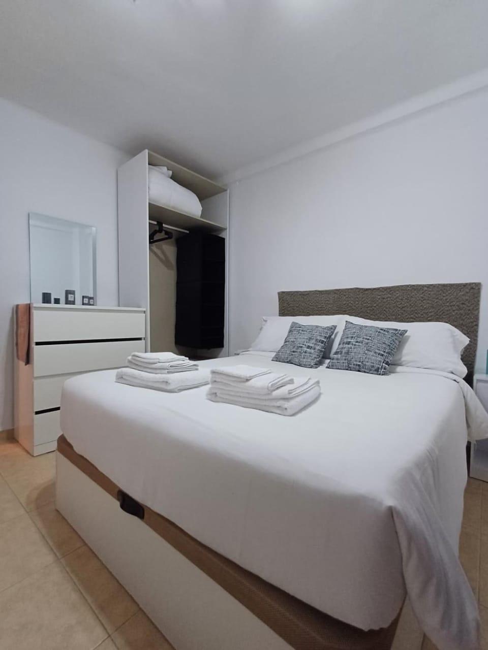 Bed, Bedroom, wardrobe, air conditioner