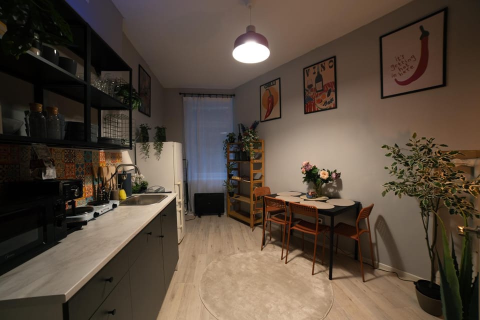 Kitchen or kitchenette, Dining area