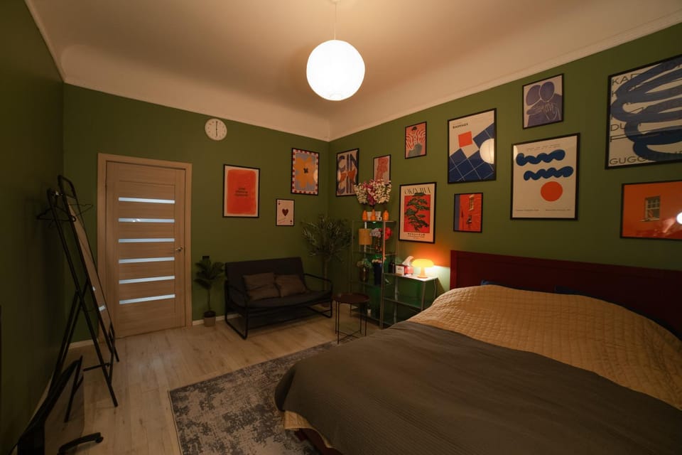 Bed, Photo of the whole room, Seating area, Bedroom