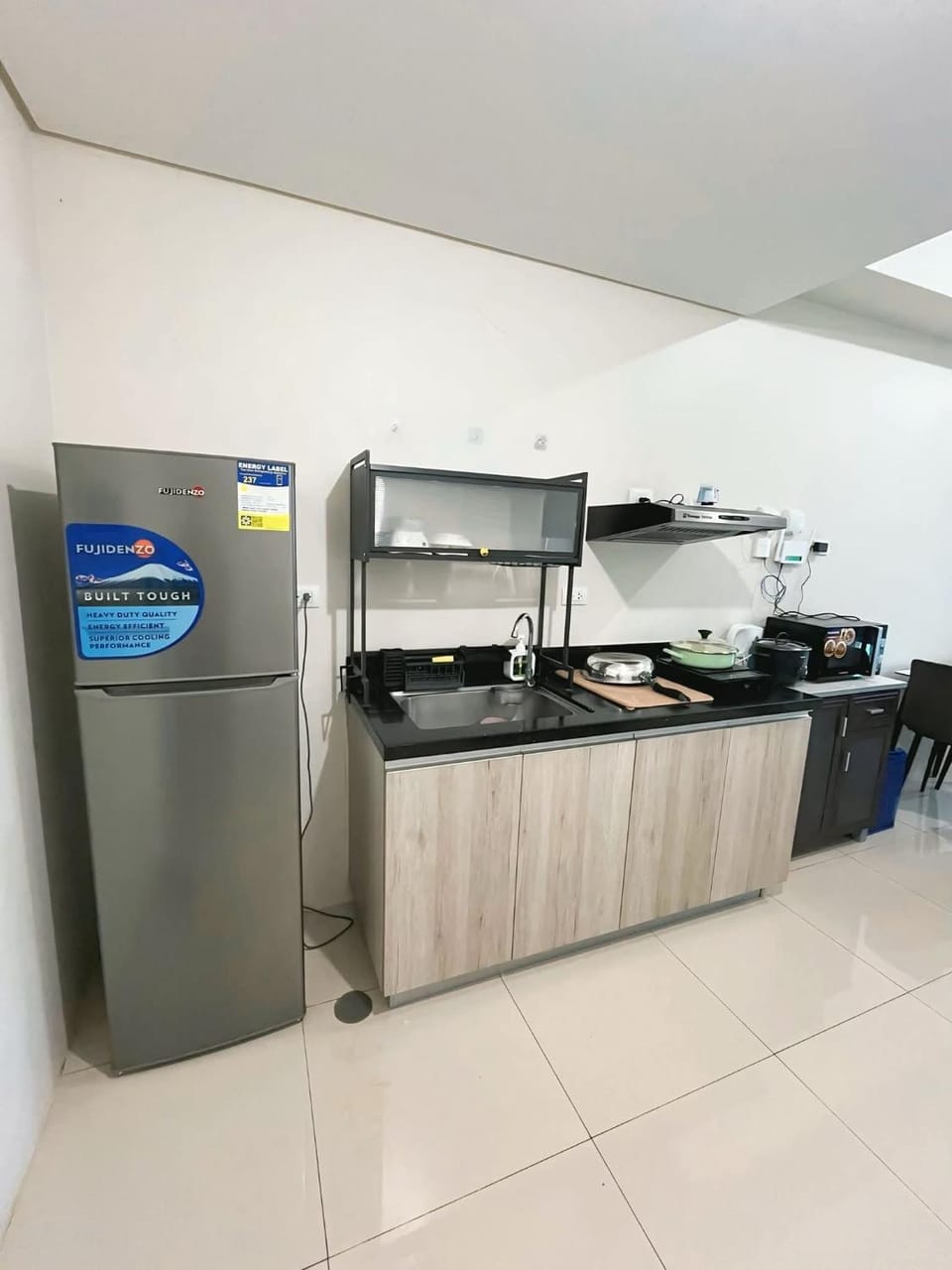 Staycation Lakefront Acacia Apartment in Paranaque