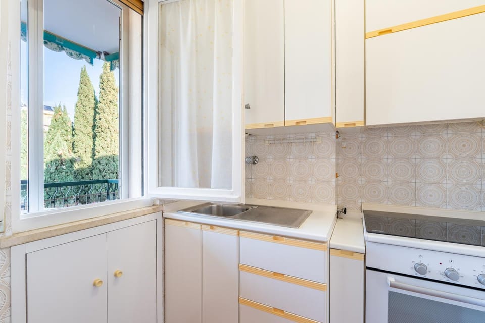 Kitchen or kitchenette, kitchen