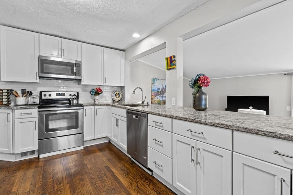 Jefferson St Cottage - Large Home w Fenced Yard House in Kansas City