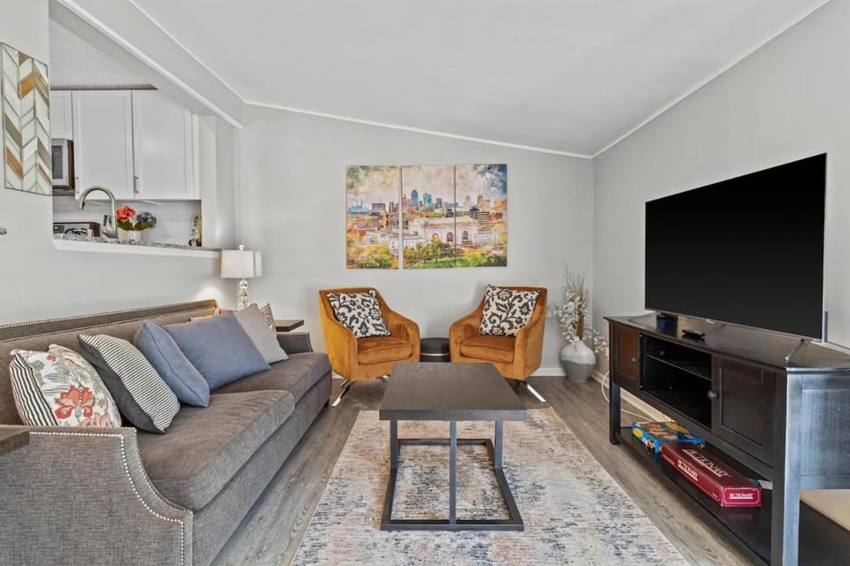 Jefferson St Cottage - Large Home w Fenced Yard House in Kansas City