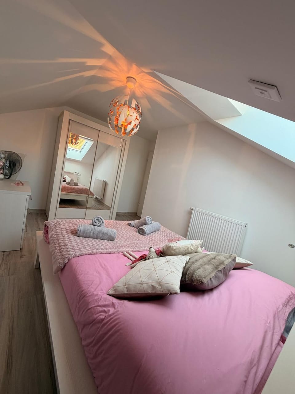 Bed, Photo of the whole room, Bedroom, towels