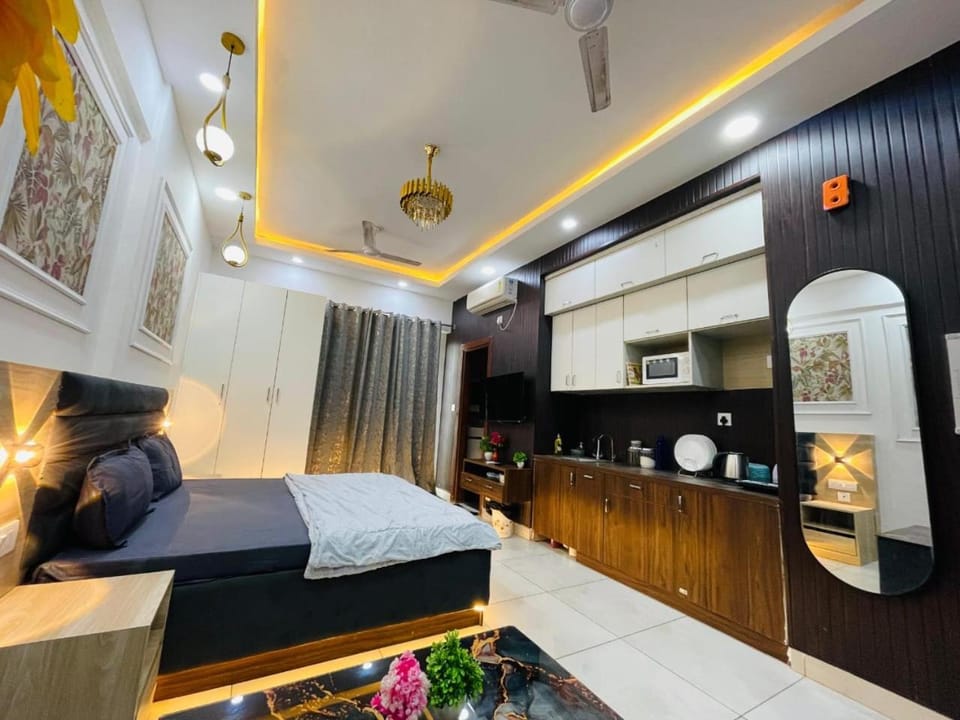 Couples Friendly Flat in Noida Apartment in Noida