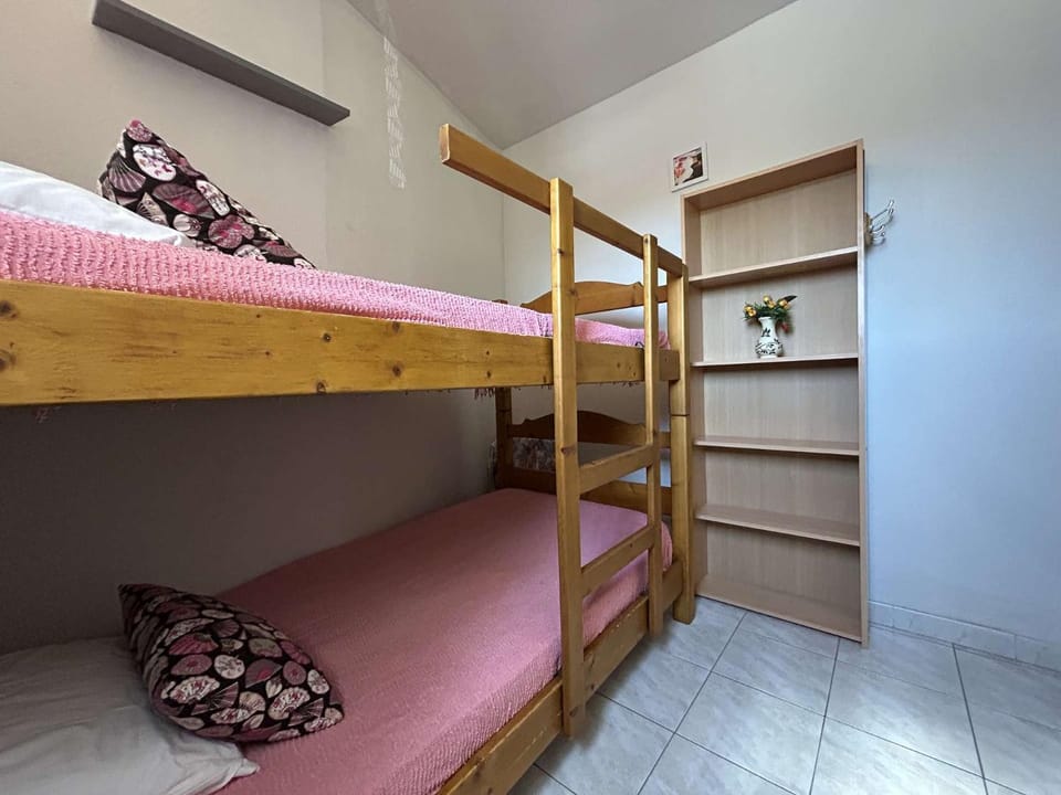 Bedroom, bunk bed