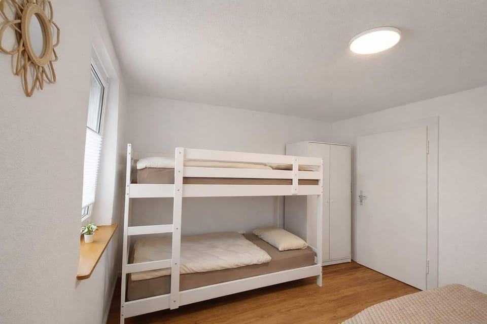 Bedroom, bunk bed