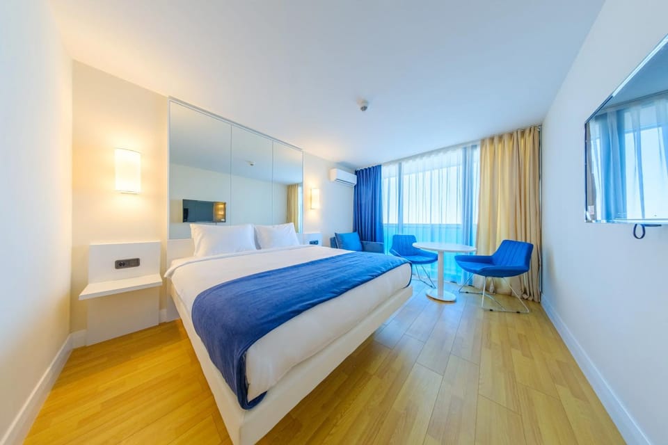Bed, TV and multimedia, Photo of the whole room, Bedroom, hair dresser