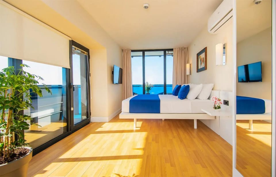 Communal lounge/ TV room, Bed, Natural landscape, TV and multimedia, View (from property/room), Balcony/Terrace, Living room, Photo of the whole room, Seating area, Evening entertainment, Bedroom, Sea view, air conditioner