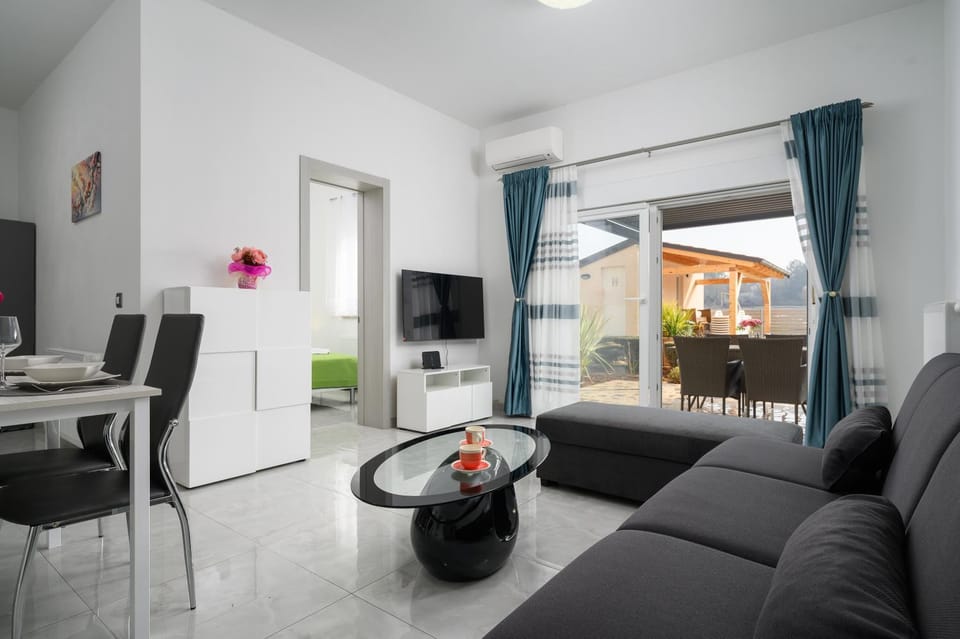TV and multimedia, Dining area