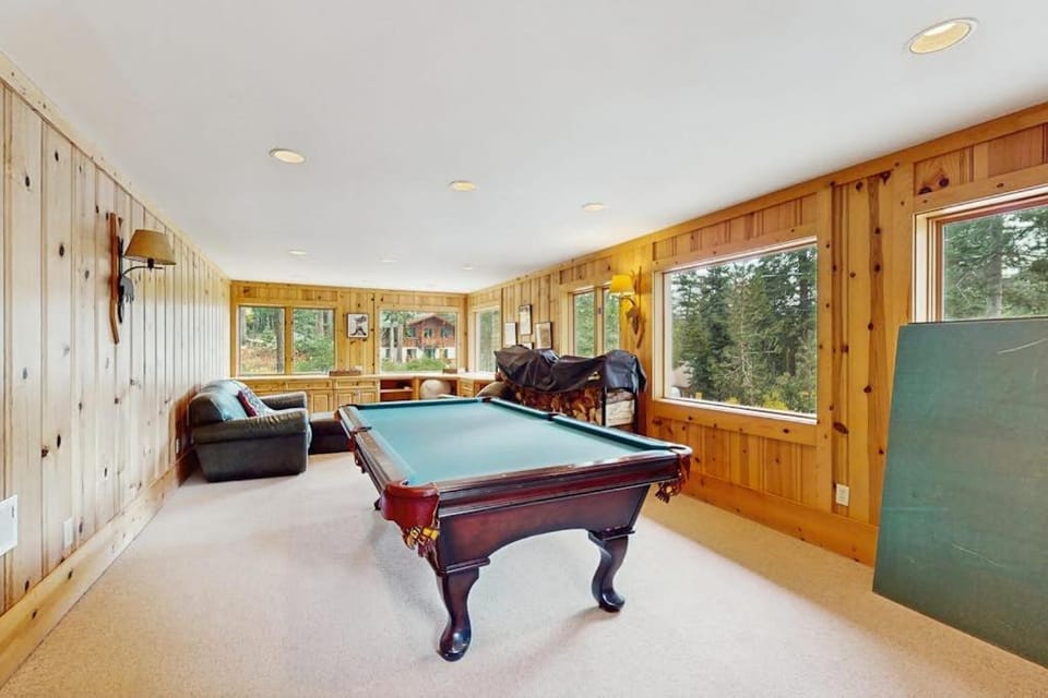 Cozy Private Mountain Retreat with Nearby Pond Hot Tub Pool Table House in Sierra Nevada