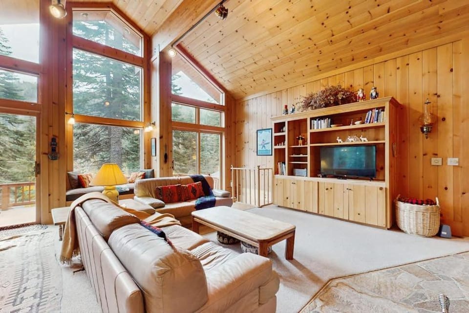 Cozy Private Mountain Retreat with Nearby Pond Hot Tub Pool Table House in Sierra Nevada