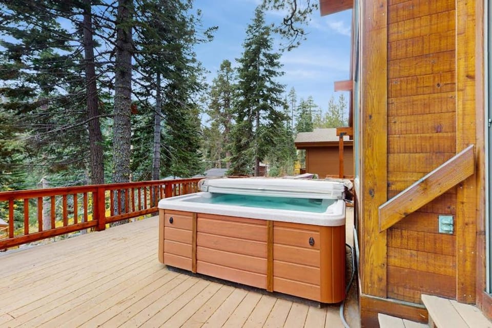 Cozy Private Mountain Retreat with Nearby Pond Hot Tub Pool Table House in Sierra Nevada